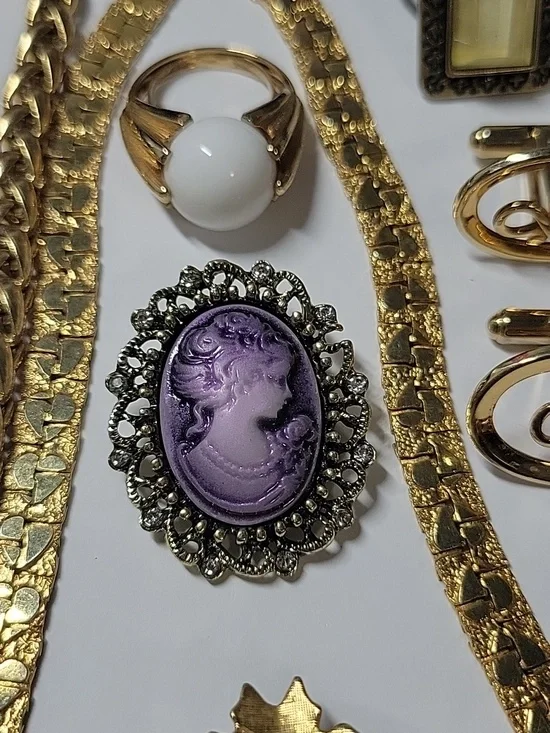 Gold-Tone Women’s Jewelry Set with Purple Cameo Brooch - Picture 4 of 6